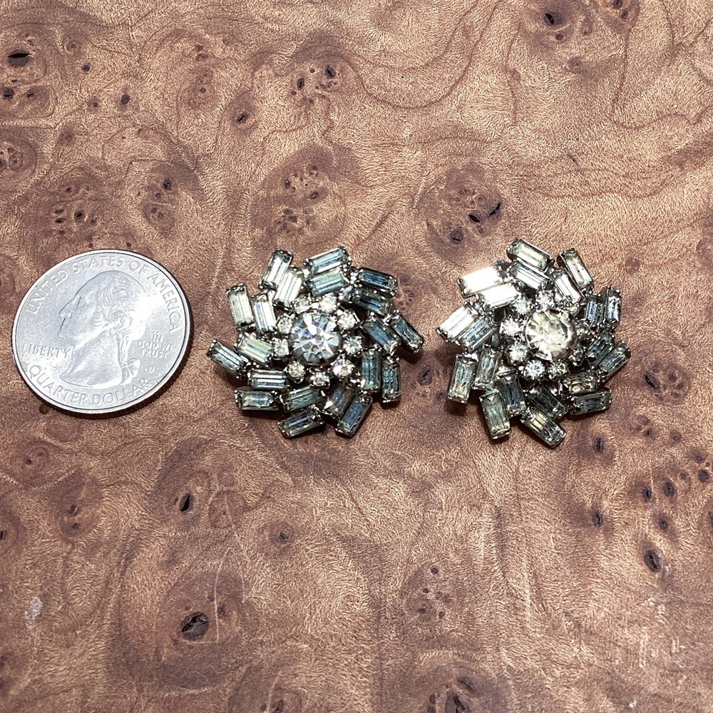 Vintage Weiss Rhinestone Crystal Cluster Clip-On Earrings